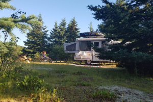 Camping en tente-roulotte, table à pique-nique et espace de feu dans Charlevoix