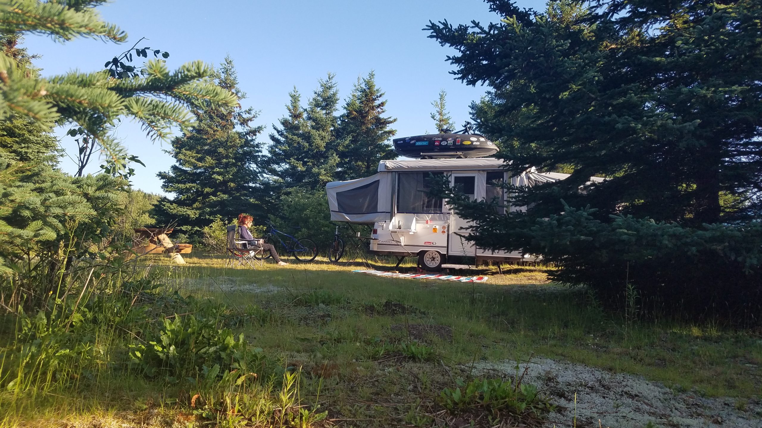 Camping en tente-roulotte, table à pique-nique et espace de feu dans Charlevoix